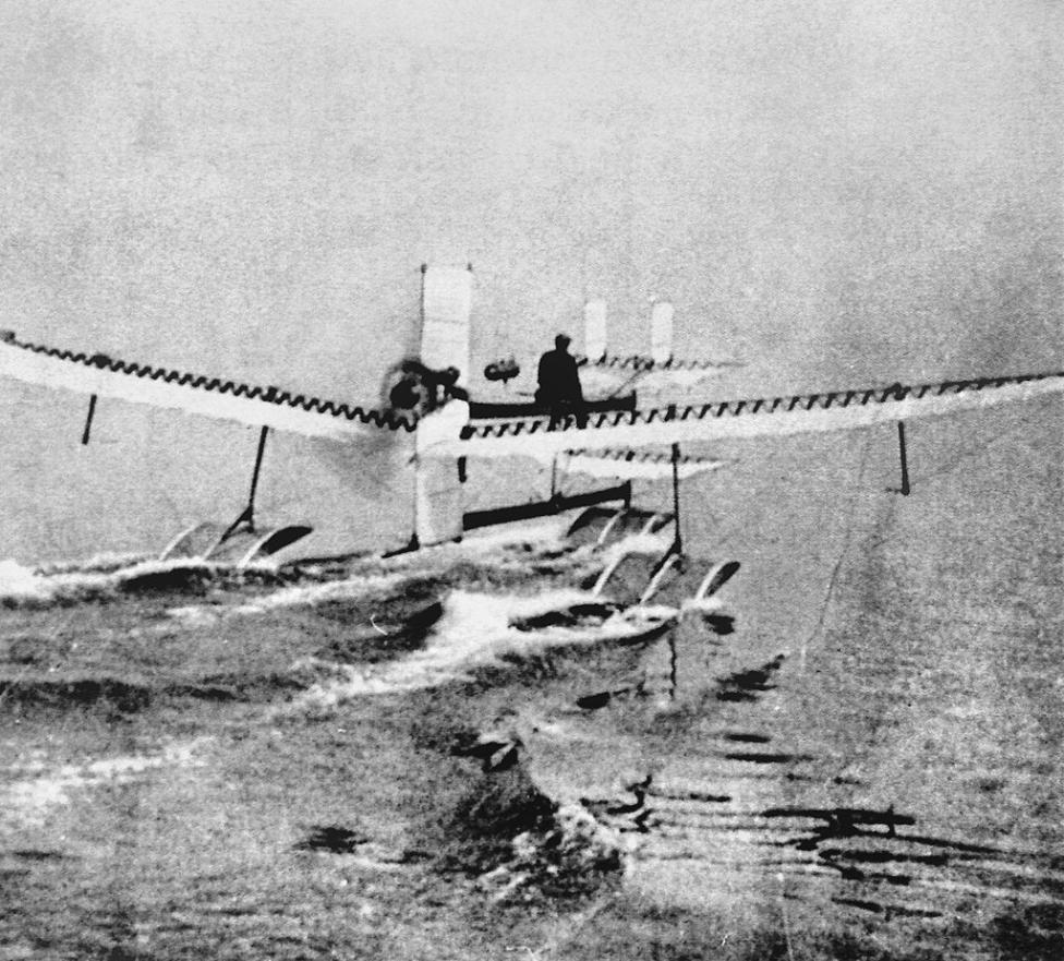 Henri Fabre na hydroplanie, 28 marca 1910 r. (fot. Anonymous, French Navy, Domena publiczna, Wikimedia Commons)