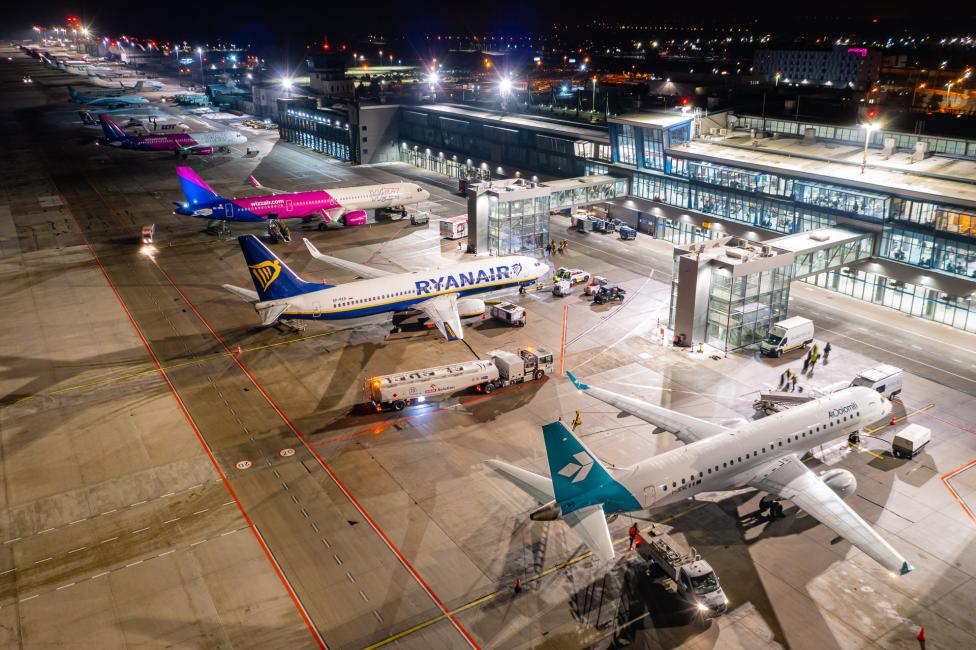 Port Lotniczy Katowice - samoloty na płycie przed terminalem nocą (fot. Piotr Adamczyk)
