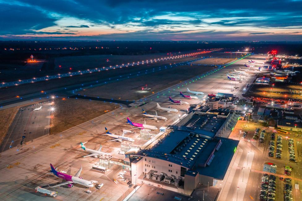 Port Lotniczy Katowice - widok z góry na samoloty na płycie, terminal i pas startowy (fot. Piotr Adamczyk)
