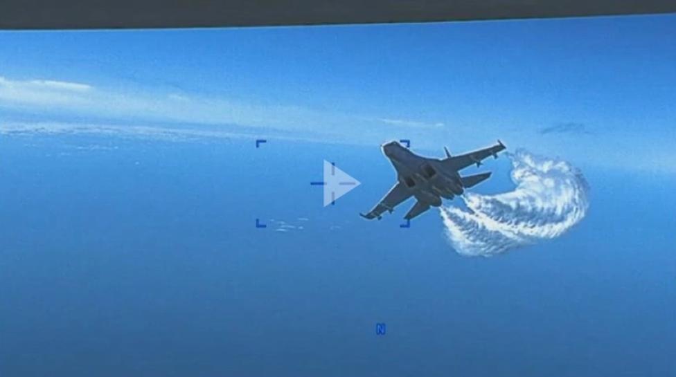 Rosyjski Su-27 podczas przelotu ataku na drona MQ-9 Reaper, fot. youtube