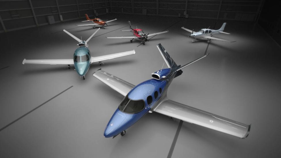 Samoloty firmy Cirrus Aircraft w różnych malowaniach (fot. Cirrus Aircraft)