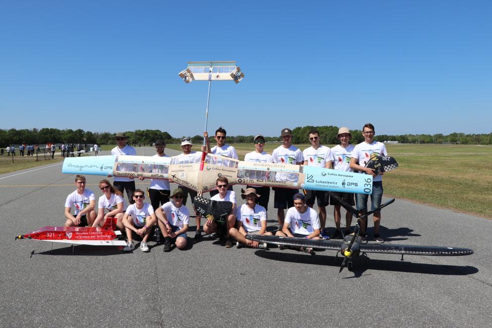 Studenci z Akademickiego Klubu Lotniczego PWr z bezzałogowcami na zawodach SAE Aerodesign East w USA (fot. Akademicki Klub Lotniczy PWr)