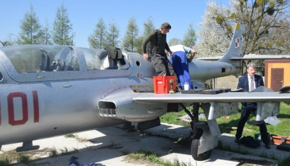Demontaż samolotu TS-11 Iskra na lotnisku Radom Sadków, fot. radom.naszemiasto