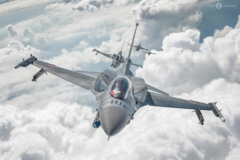 F-16 Polskich Sił Powietrznych - widok z przodu 4 samolotów (fot. Bartek Bera)
