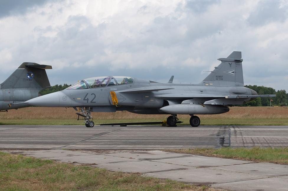 JAS39 Gripen Węgierskich Sił Powietrznych na lotnisku (fot. Gerard van der Schaaf, CC BY 2.0, Wikimedia Commons)