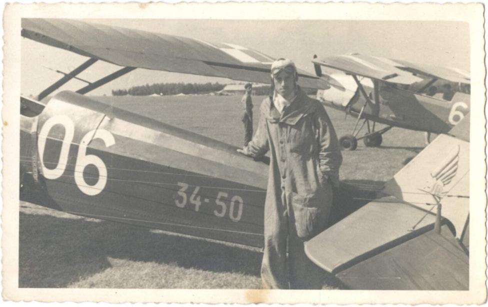 Jan Jakubowski przy samolocie RWD-8, lotnisko szkolne w Ułężu, 1938 rok (fot. reprografia ze zbiorów Muzeum Sił Powietrznych w Dęblinie)