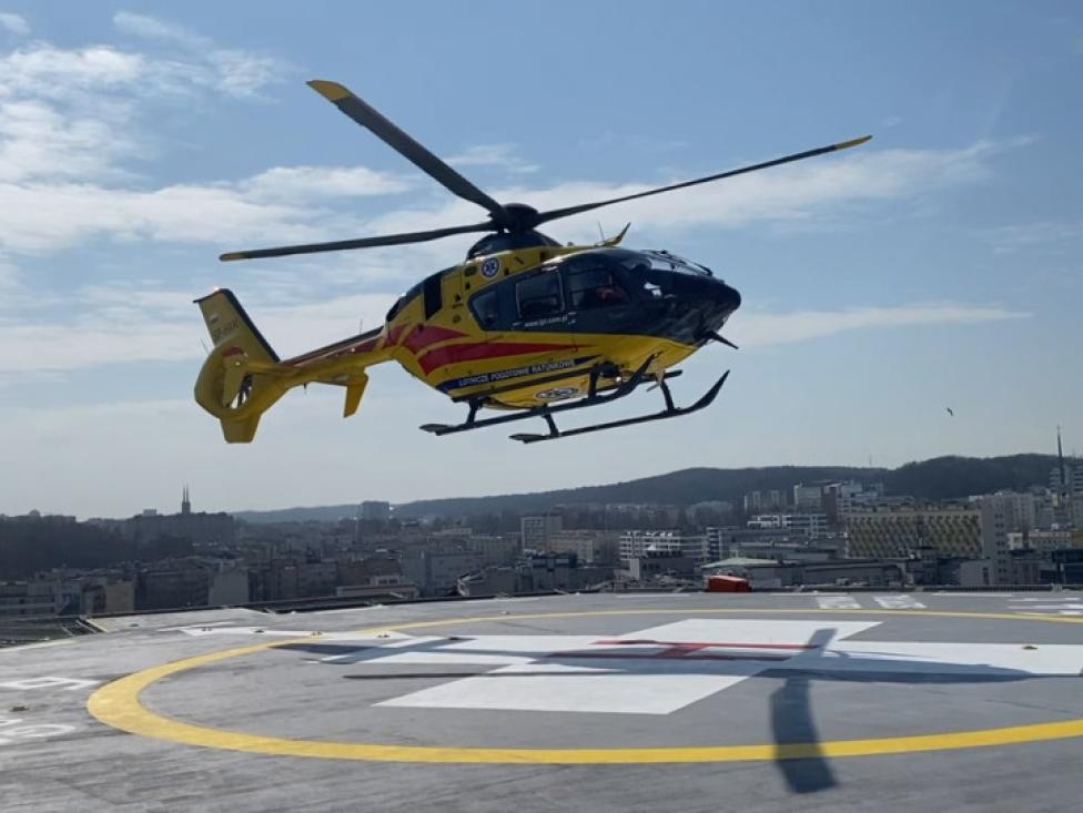 Lądowanie śmigłowca LPR na gdyńskim szpitalu