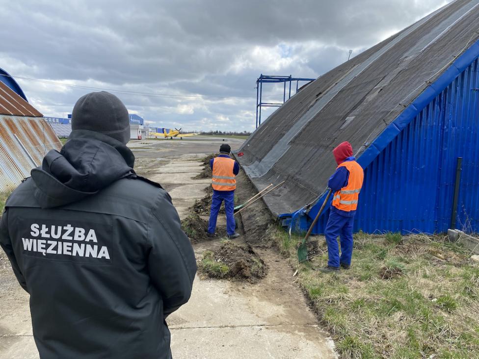Osadzeni sprzątali lotnisko w Piotrkowie Trybunalskim (fot. Aeroklub Ziemi Piotrkowskiej)