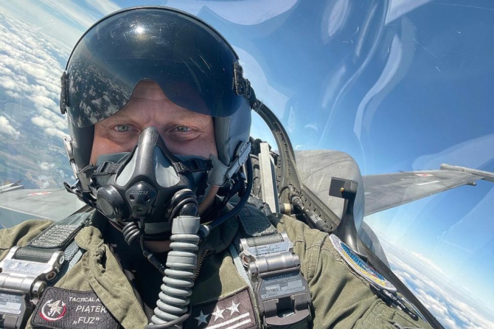 Płk pil. Łukasz Piątek za sterami F-16 w locie (fot. arch. prywatne płk pil. Łukasza Piątka)