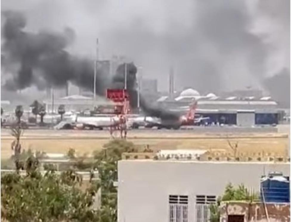 Płonący samolot na lotnisku w Sudanie (fot. kadr z filmu na youtube.com)