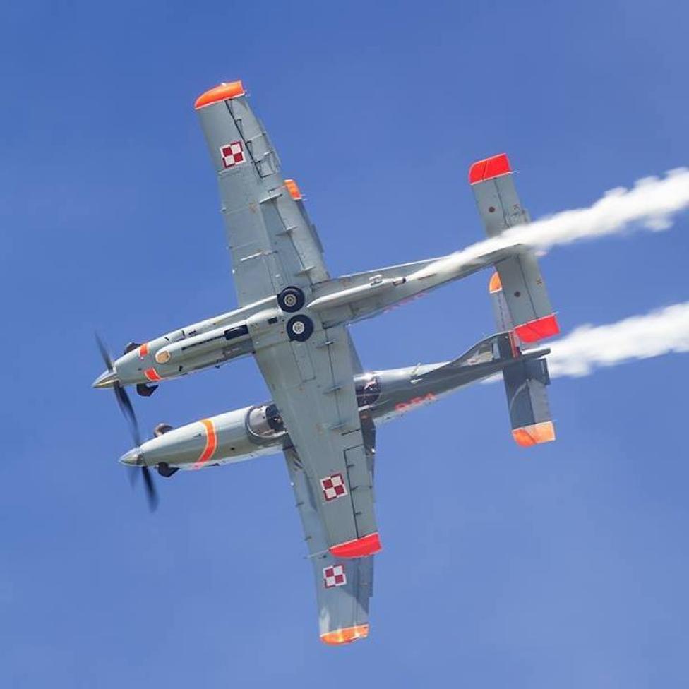 PZL-130 TC-II Orlik - dwa samoloty podczas akrobacji (fot. Aerobatic Team Orlik, Facebook)