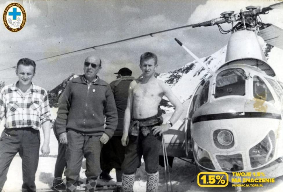 Pierwszy lot ratunkowy śmigłowcem SM-1. Stoją od lewej Wojciech Bartkowski, Zygmunt Wójcik, Franciszek Spytek, 16.04.1963r. (fot. TOPR)