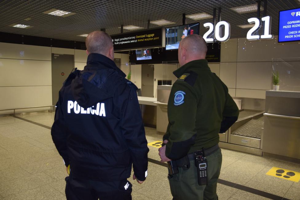 Policjant w terminalu lotniska w Krakowie-Balicach (fot. policja.pl)