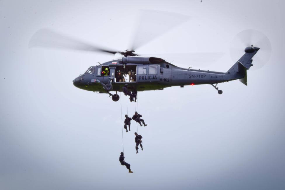 Policyjni kontrterroryści ćwiczyli z Black Hawkiem (fot. Zespół Prasowy KWP w Rzeszowie oraz SPKP w Rzeszowie)