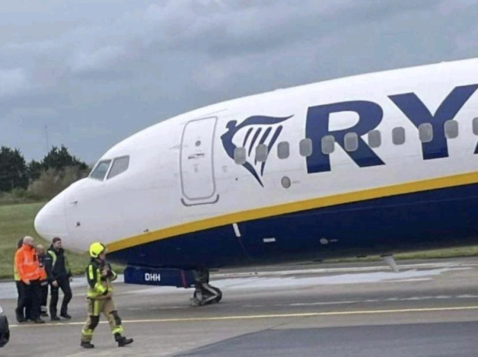 Zniszczone przednie podwozie B738 Ryanair po lądowaniu w Dublinie, fot. twitter