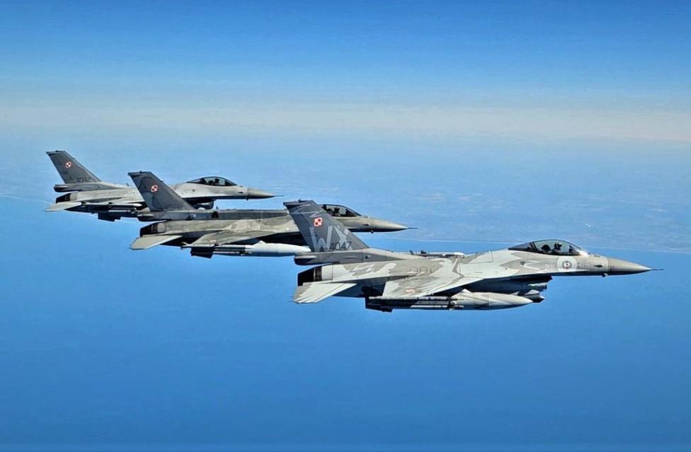 F-16 - trzy samoloty polskich Sił Powietrznych w locie - widok z boku (fot. 2 Skrzydło Lotnictwa Taktycznego)