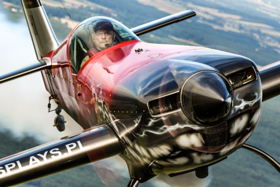 Marek Choim pilotujący samolot Extra 330SC - widok z bliska (fot. Kris Skowroński)