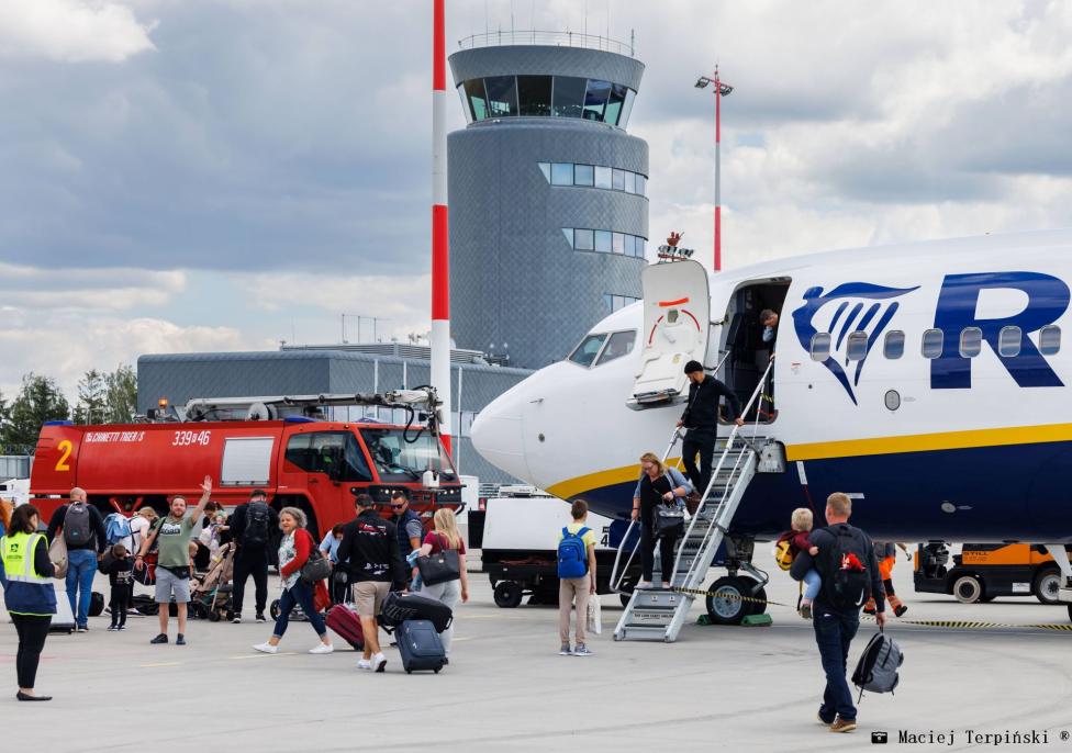 Port lotniczy Rzeszów-Jasionka - samolot, pasażerowie i wieża w tle (fot. Port lotniczy Rzeszów-Jasionka)