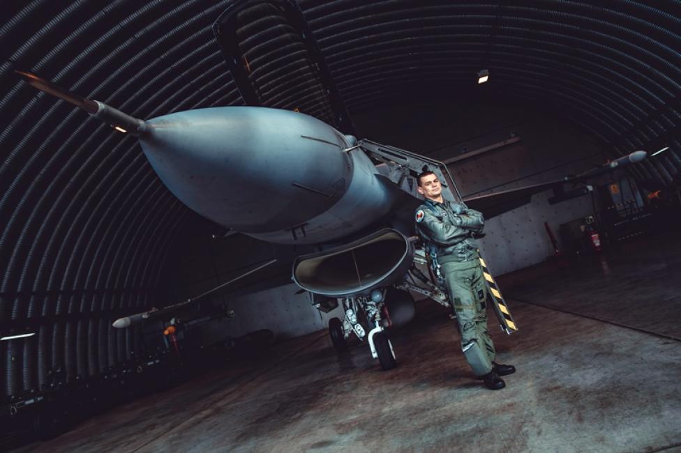 Ppłk Łukasz Gradziński przy samolocie F-16 (fot. Maciej Lipiński)