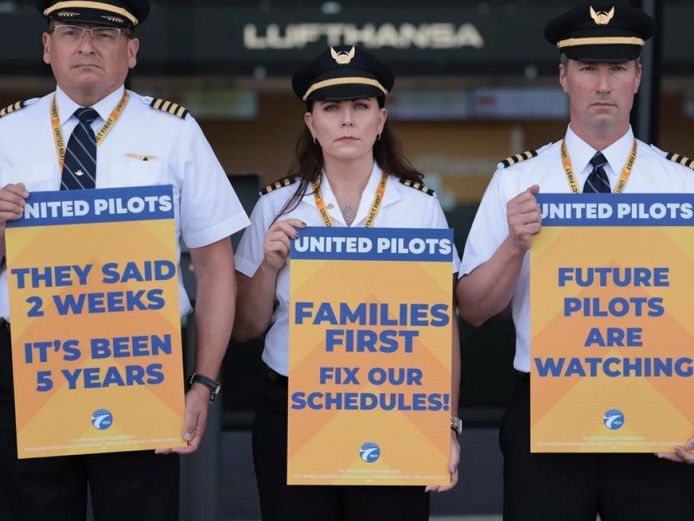 Prostest pilotów na lotnisku w Waszyngtonie, fot. npr