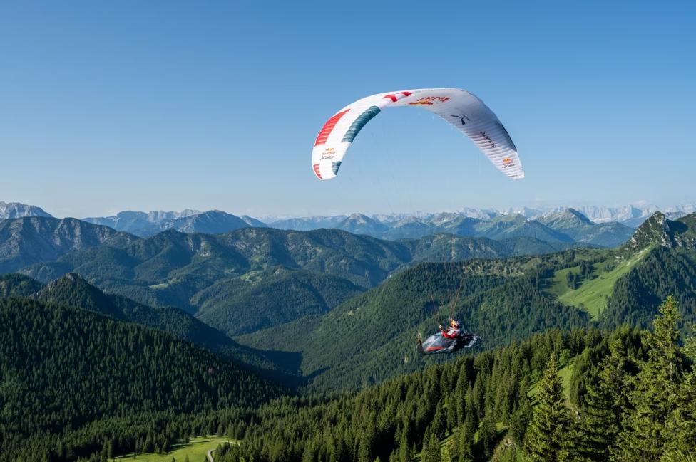 Red Bull X-Alps - paralotniarz (fot. zoom, Adi Geisegger)