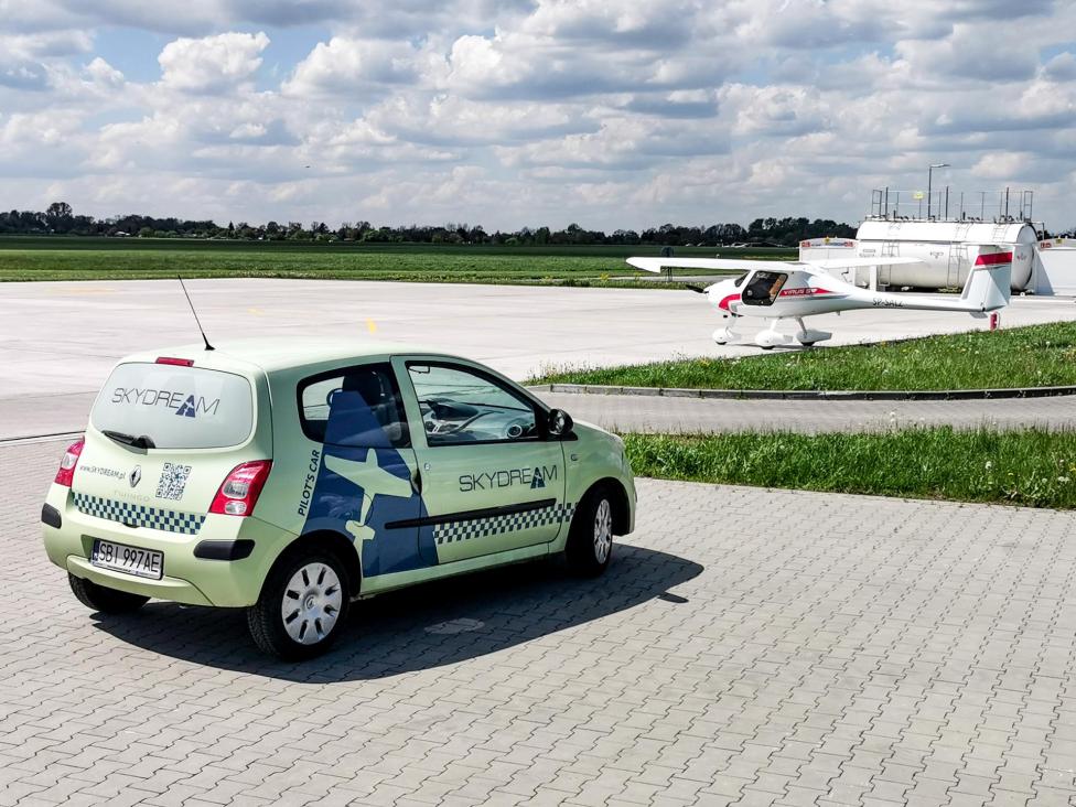 Samochód na lotnisku w Gliwicach - samolot i stacja paliw w tle (fot. Skydream)