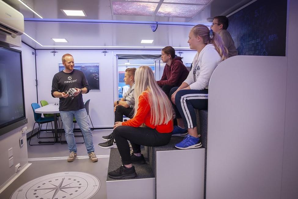 W Gdańsku otwarto mobilną pracownię Newton Room dla przyszłych pilotów (fot. newtonroom.com)