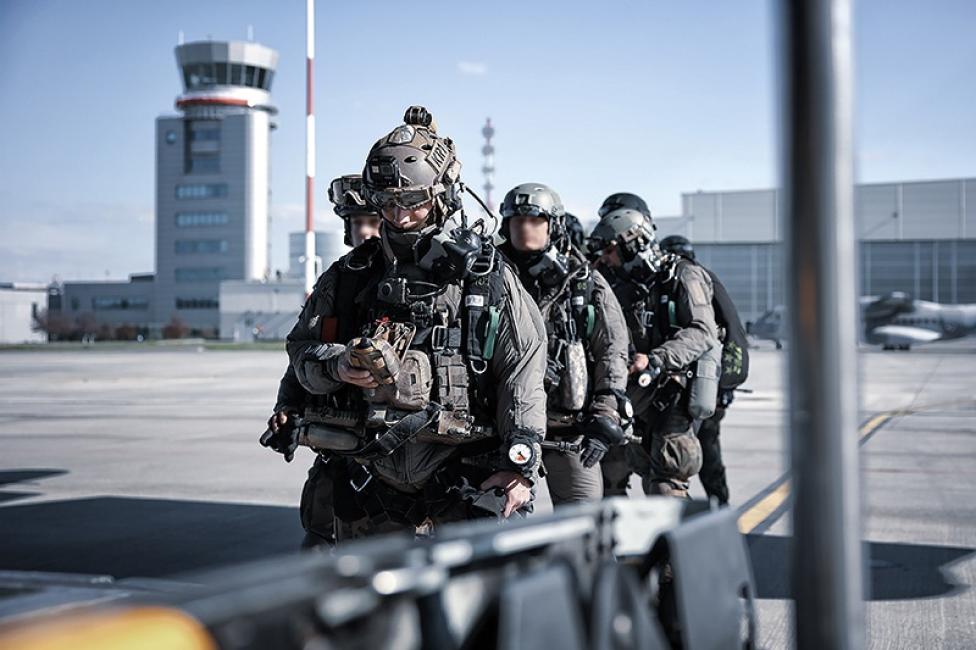 Żołnierze 6 Brygady Powietrznodesantowej na lotnisku (fot. Sebastian Brzezina, 6BPD)