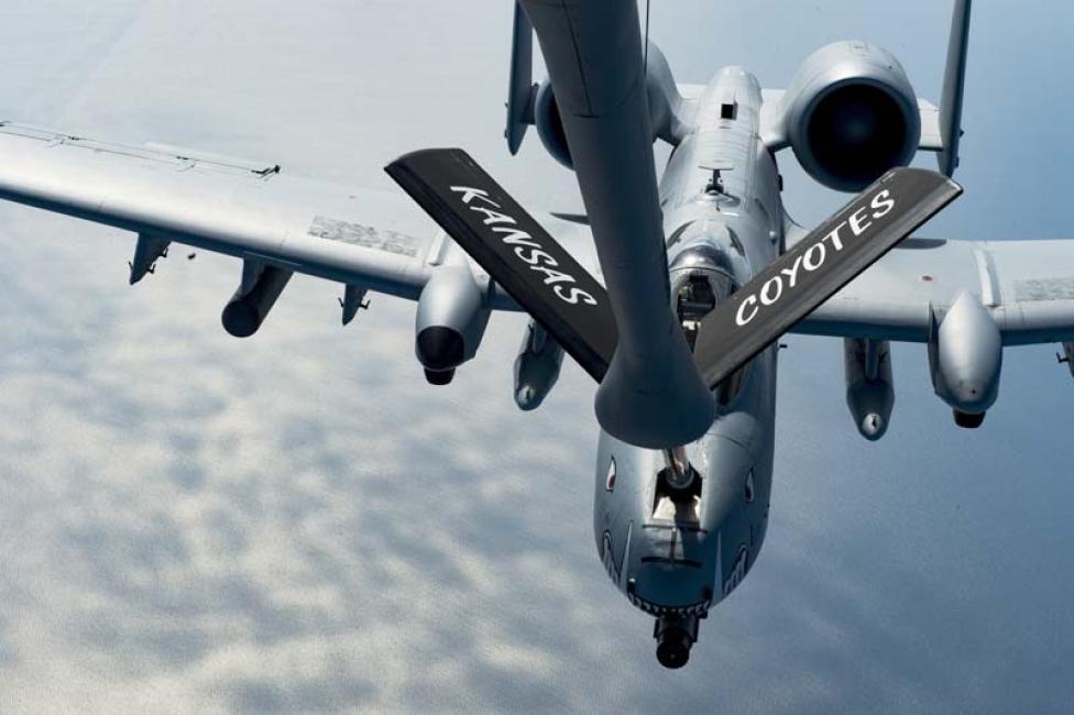 A-10 Thunderbolt II - tankowanie w powietrzu (fot. Staff Sgt. Bethany Laville, United States Air Forces Central)