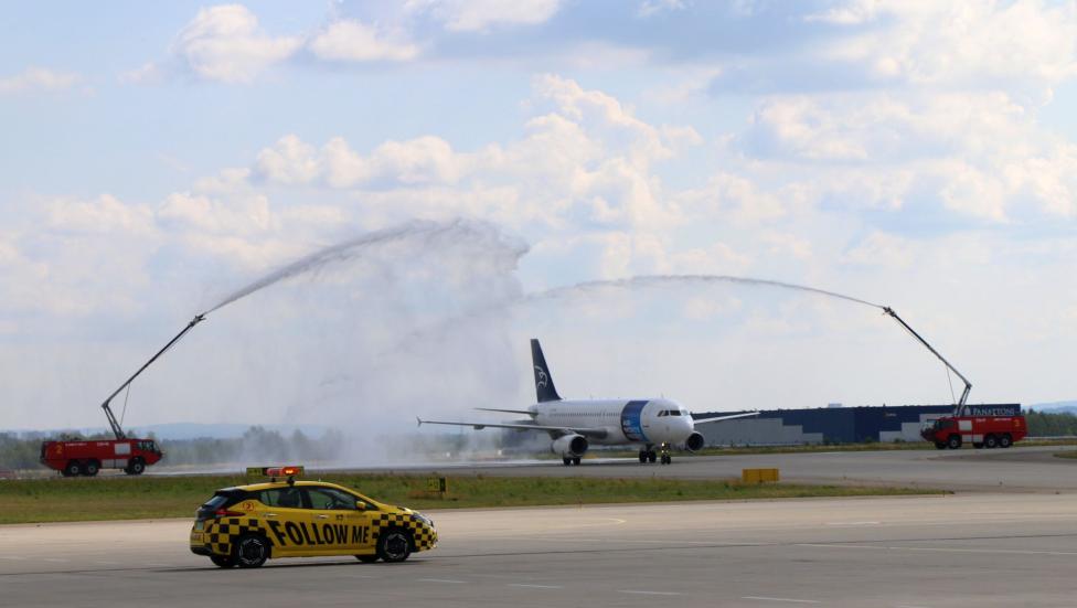 A320 linii Air Montenegro na lotnisku w Rzeszowie - powitany salutem wodnym (fot. Port Lotniczy Rzeszów-Jasionka)