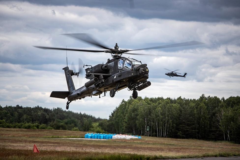 AH-64E Apache - dwa śmigłowce w locie (fot. Michał Niwicz)