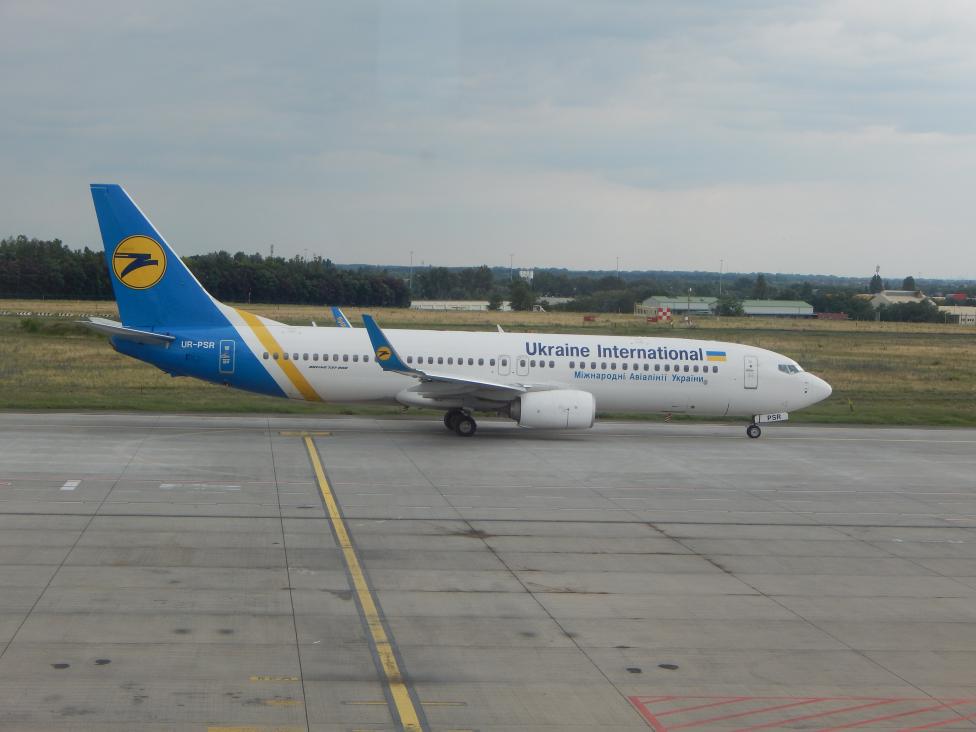 B738 Ukrainian International Arlines (UR-PSR) na płycie lotniska (fot. Planes Airshows, CC BY 2.0, Wikimedia Commons)