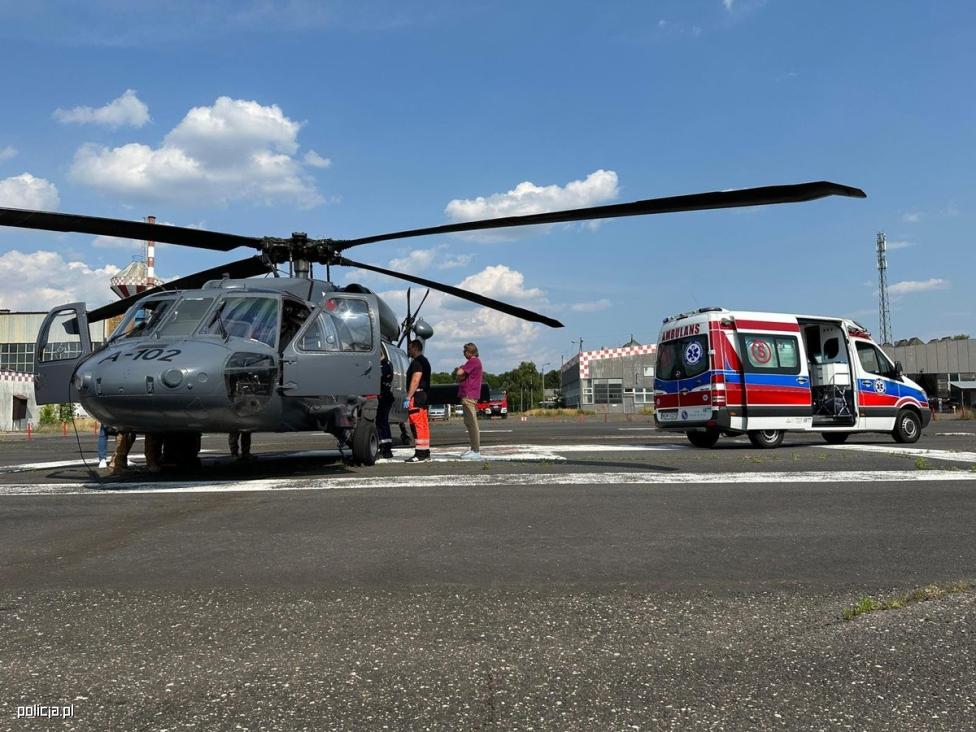 Black Hawk Policji na lotnisku podczas akcji medycznej (fot. policja.pl)