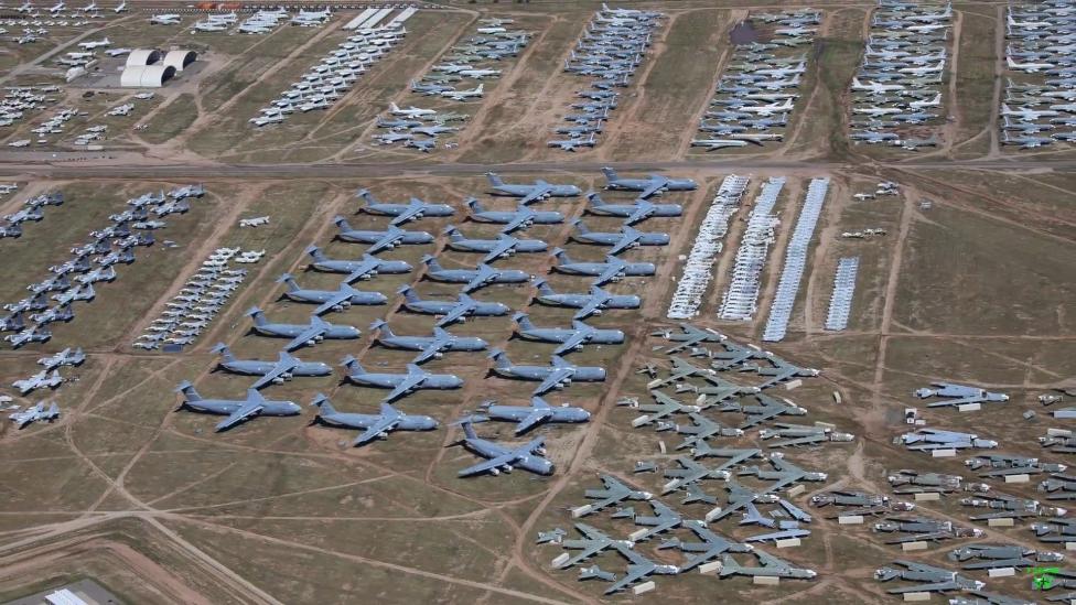 Cmentarzysko samolotów - widok z góry (fot. kadr z filmu na youtube.com)