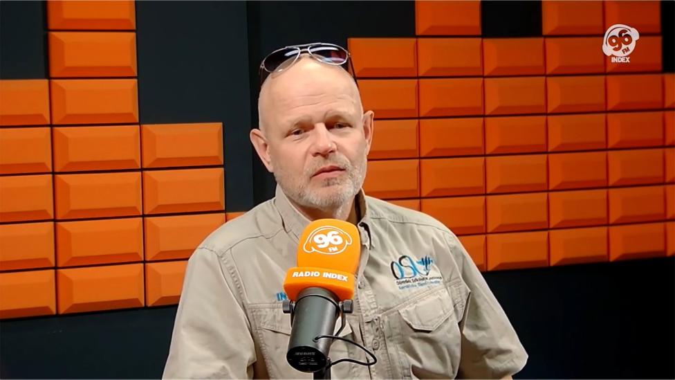 Dr inż. Jarosław Gniazdowski, dyrektor Ośrodka Szkolenia Lotniczego w Przylepie-Zielonej Górze w GOŚĆ NA 96FM (fot. kadr z filmu na youtube.com)