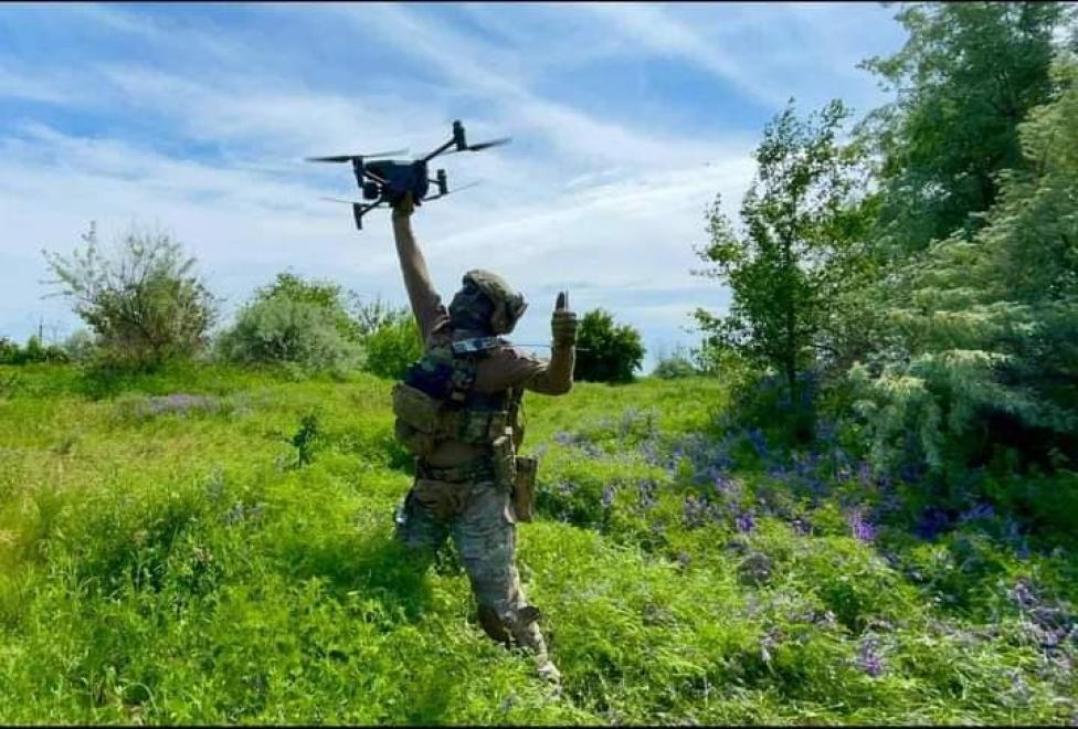 Dron obsługiwany przez ukraińskiego żołnierza (fot. Ministerstwo Obrony Ukrainy, Facebook)
