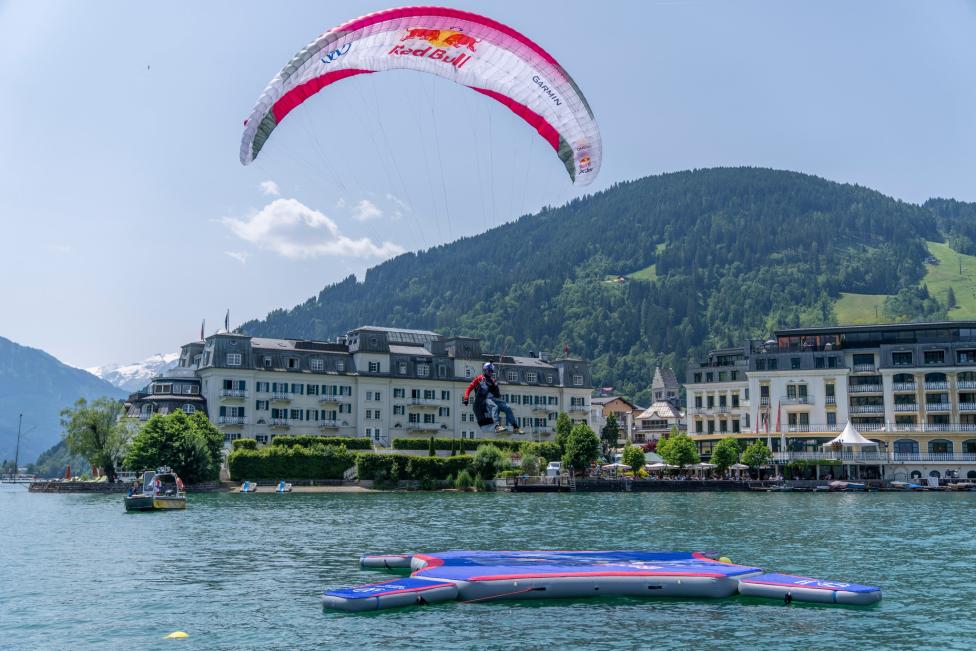 Finiszowa pływająca platforma na wodach jeziora Zeller See (fot. Red Bull X-Alps, Facebook)