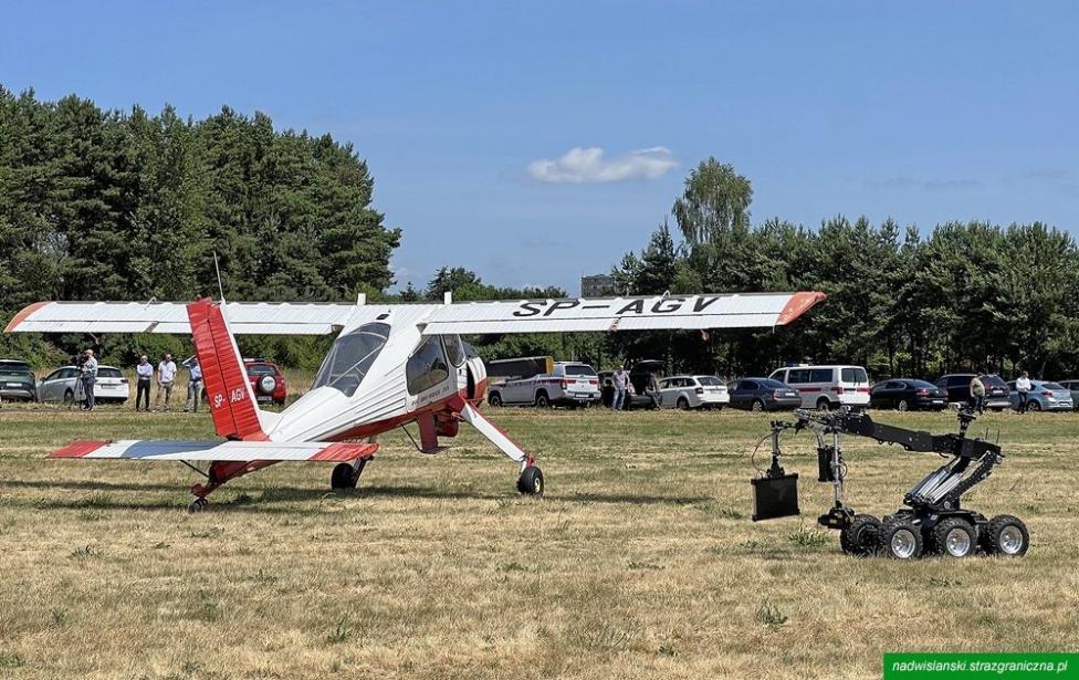 IV Ogólnopolskie Warsztaty POLON CBRNE - samolot Wilga i robot pirotechniczny na lotnisku (fot. Zespół Prasowy Komendanta NwOSG)