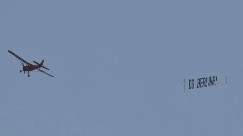 PZL 101 Gawron z banerem nad Warszawą, fot. youtube
