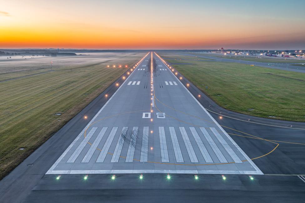 Pas startowy Portu Lotniczego Katowice o świcie (fot. Piotr Adamczyk)