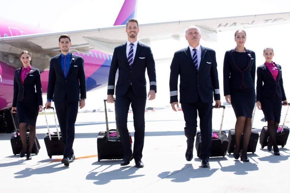 Piloci i załoga Wizz Air na płycie lotniska przed samolotem (fot. Wizz Air)