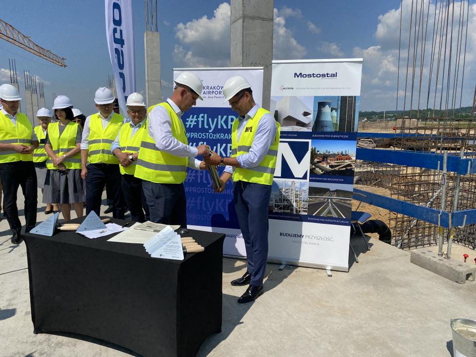 Podpisano akt erekcyjny i wmurowano kamień węgielny pod budowę nowego terminala cargo w Porcie Lotniczym Kraków (fot. Kraków Airport)