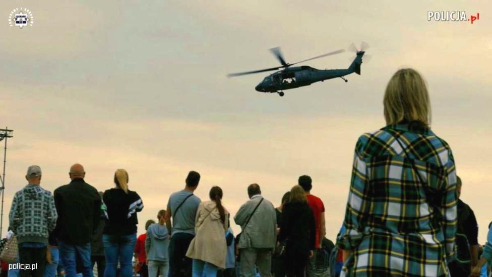 Pokazy Lotnicze w Mielcu z udziałem policyjnego Black Hawka (fot. policja.pl)