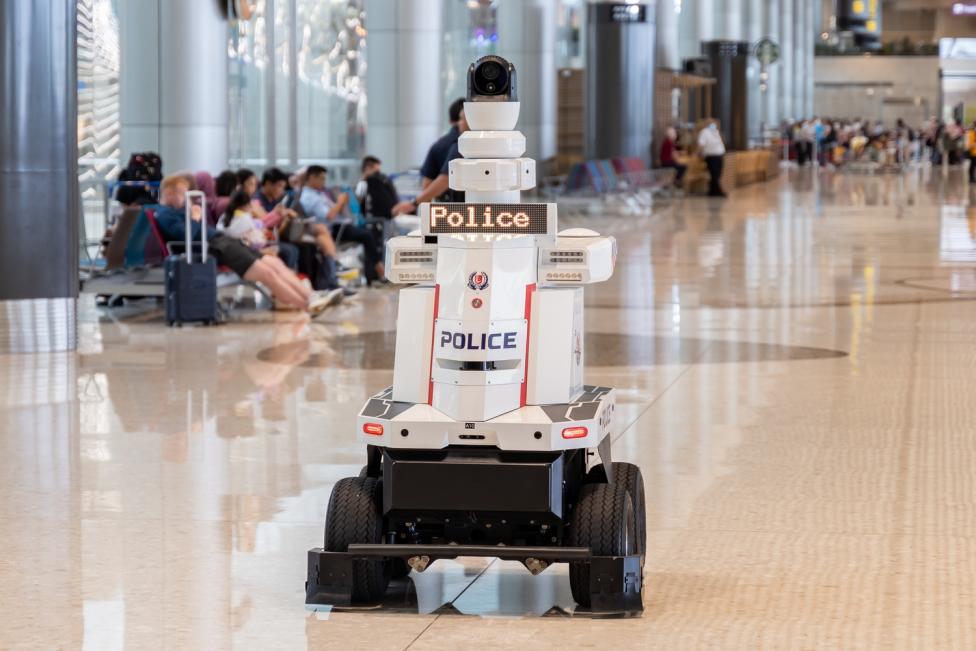 Policyjny robot patroluje lotnisko Changi w Singapurze (fot. Singapore Police Force, Facebook)