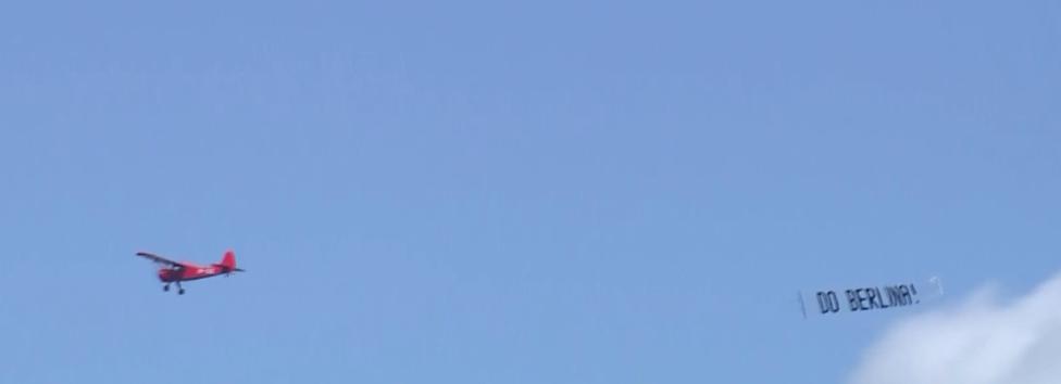 Przelot samolotu nad marszem 4 czerwca (fot. kadr z filmu TVPInfo)