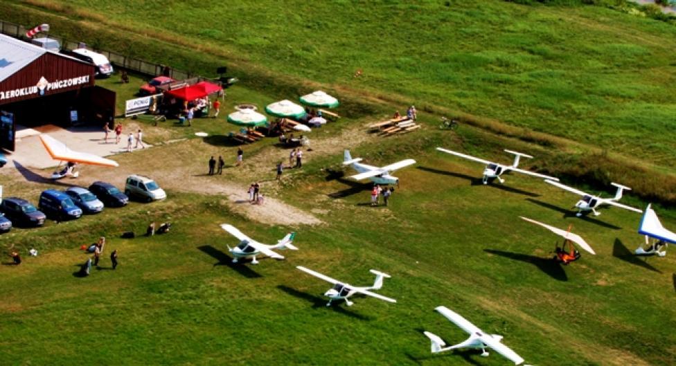 Samoloty i motolotnie na lądowisku w Pińczowie (fot. Aeroklub Regionalny w Pińczowie)