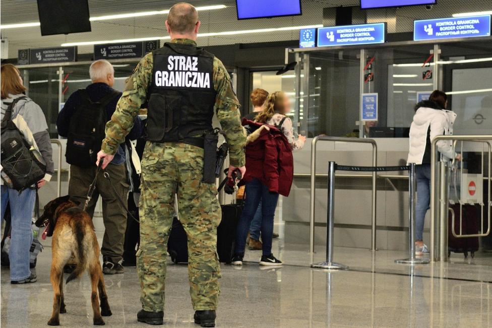 Straż Graniczna w terminalu na lotnisku w Krakowie-Balicach (fot. Karpacki OSG)