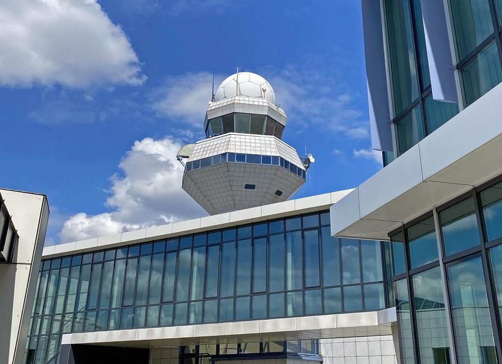 Wieża kontroli lotów na Lotnisku Chopina - widok zza budynku (fot. Piotr Bożyk, PAŻP)