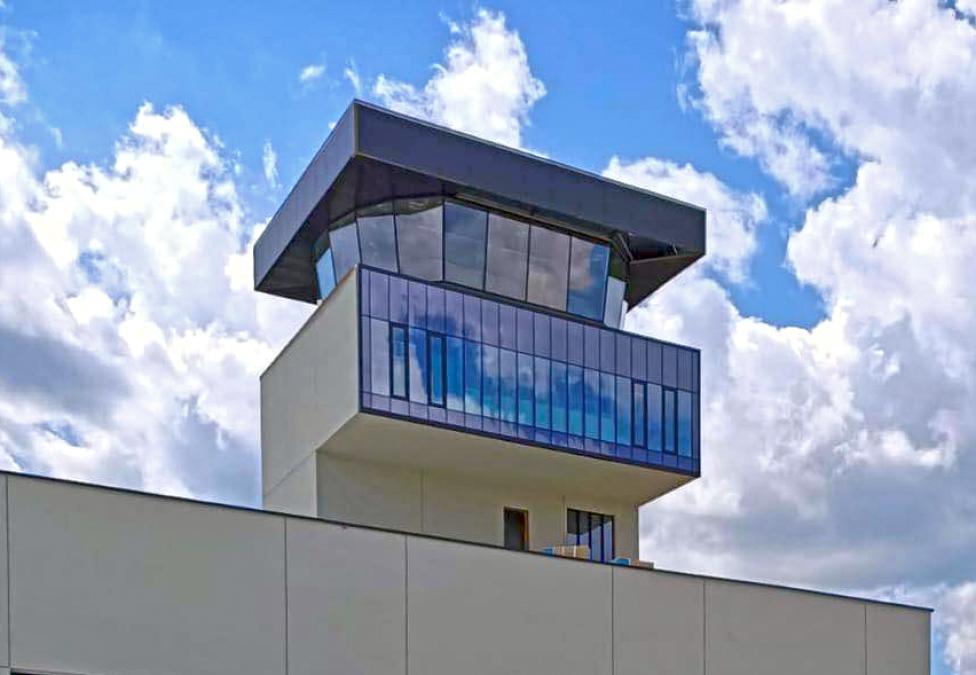 Wieża kontroli lotów na lotnisku w Radomiu (fot. Wojciech Zawada, PAŻP)