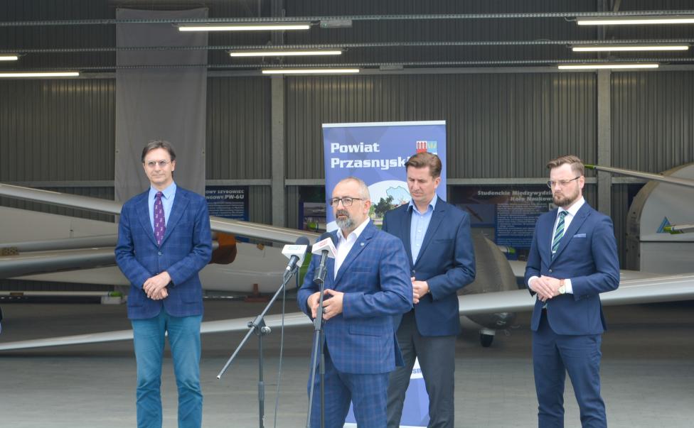 Wizyta delegacji rządowej w Ośrodku Badań Lotniczych i Kosmicznych PW w Przasnyszu (fot. MEiL PW)